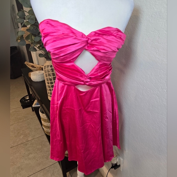 Runaway Vibrant Strapless Dress in Hot Pink Size L - Picture 3 of 6